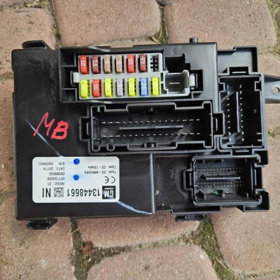 Skrzynka bezpieczników moduł sterownik BSI EUROPA Opel Meriva B 13448661