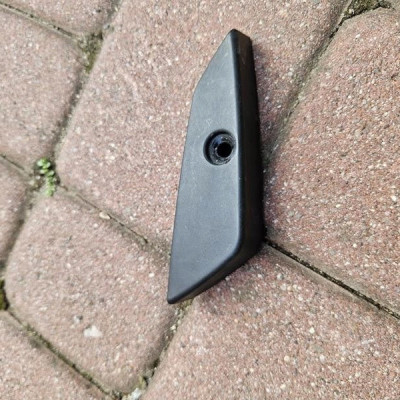 Zaślepka wspornik mocowanie drzwi tył prawy tylny Opel Meriva B 13271160