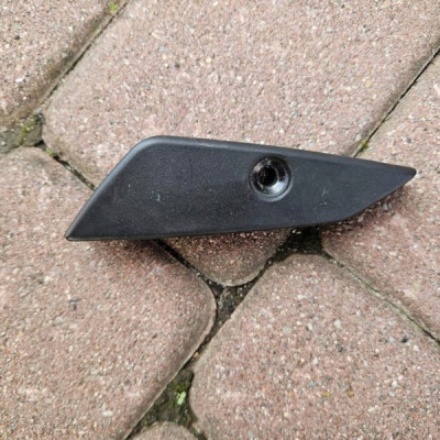 Zaślepka wspornik mocowanie drzwi tył lewy tylny Opel Meriva B 13271159