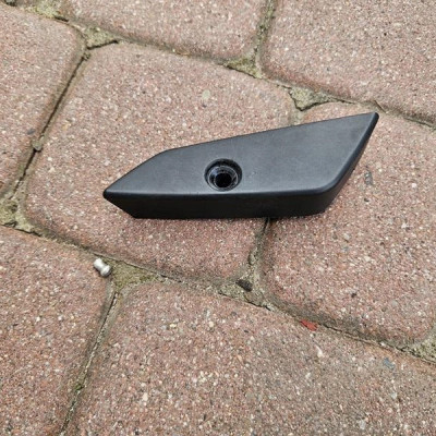 Zaślepka wspornik mocowanie drzwi prawy przód Opel Meriva B 13271158