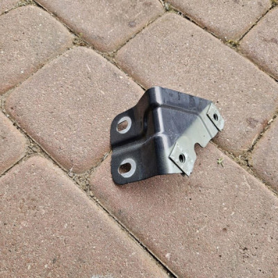 Wspornik uchwyt błotnika wspornik prawy Z190 Opel Meriva B 13269781