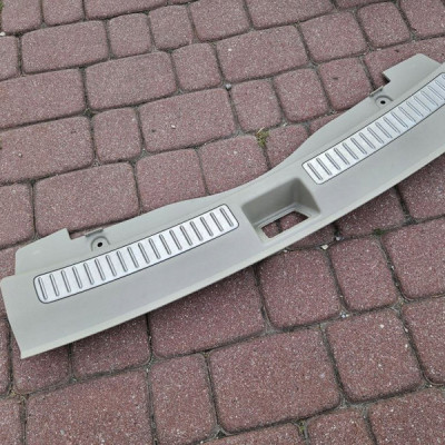 Plastik obudowa osłona pasa tył bagażnika Bezowa Opel Insignia B 13487498