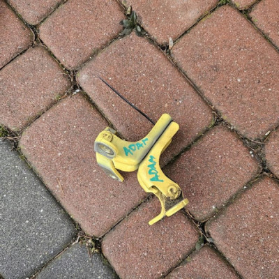 Zawias zawiasy komplet prawy przód Z40Q EUROPA Opel ADAM