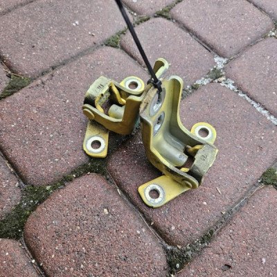 Zawias zawiasy komplet lewy przód Z40Q EUROPA Opel ADAM