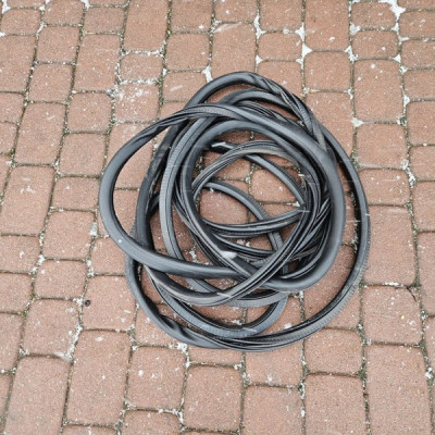 Uszczelka drzwi przód przednia karoseryjna LEWA / PRAWA Opel ADAM