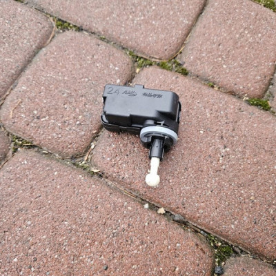 Silniczek regulacji lamp lampy przód przedniej Opel ADAM 13K198-AA