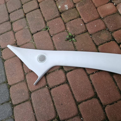 Obudowa osłona słupka prawa przednia Europa Opel ADAM 13351926