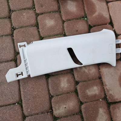 Obudowa osłona słupka lewa srodkowa Europa Opel ADAM 13351928