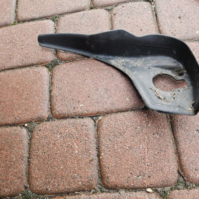 Zakończenie plastik podszybia lewe RENAULT MEGANE 4 IV 668220558R