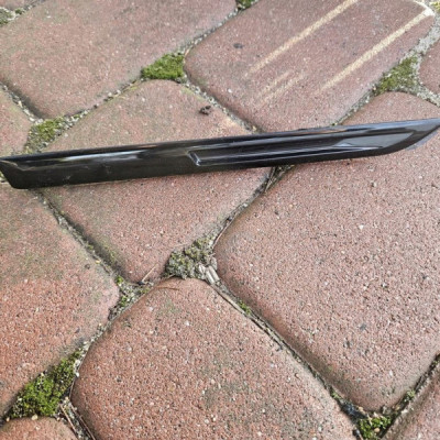 Listwa dekor błotnika prawy czarny RENAULT MEGANE 4 IV 990425039R
