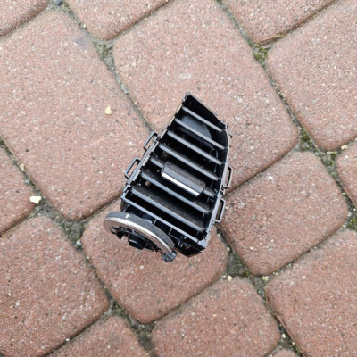 Kratka deski konsoli prawa nawiewu nadmuchu RENAULT MEGANE 4 IV 687501810R