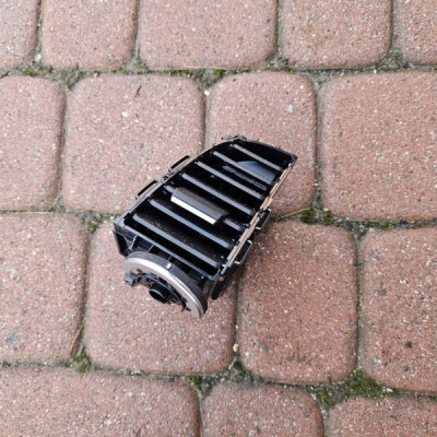 Kratka deski konsoli lewa nawiewu nadmuchu RENAULT MEGANE 4 IV 687515655R