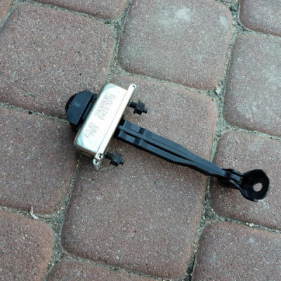 Ogranicznik drzwi przod przedni Opel Insignia B 39089087