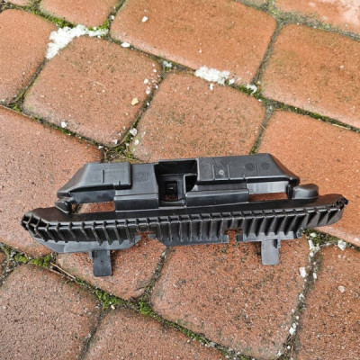 Uchwyt mocowanie wspornik kurtyny prawy RENAULT MEGANE 4 IV 985P61377R