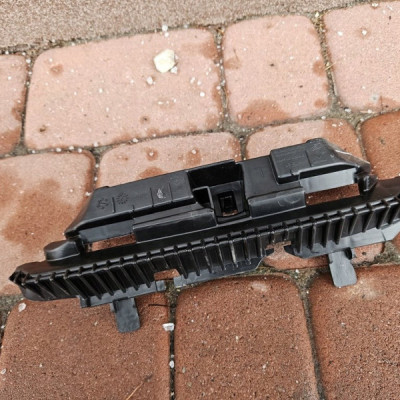 Uchwyt mocowanie wspornik kurtyny lewe RENAULT MEGANE 4 IV 985P71977R