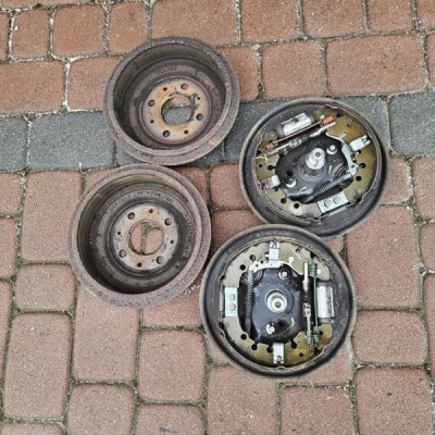 Bębny tył tylne hamulcowe okładziny Opel ADAM