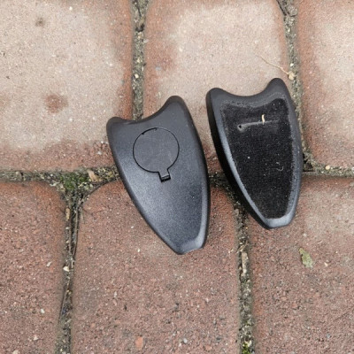 Obudowa osłona napinacza pasa dopinacza Opel ADAM