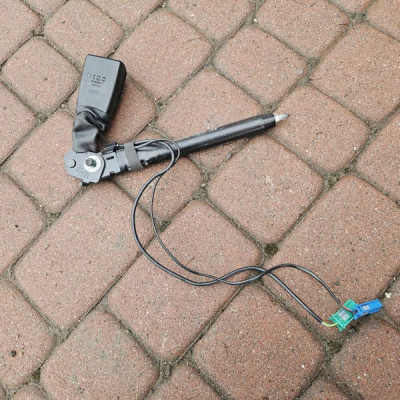 Napinacz pasa zapinka wpinka prawa czujnik Opel ADAM 39019140 39022041