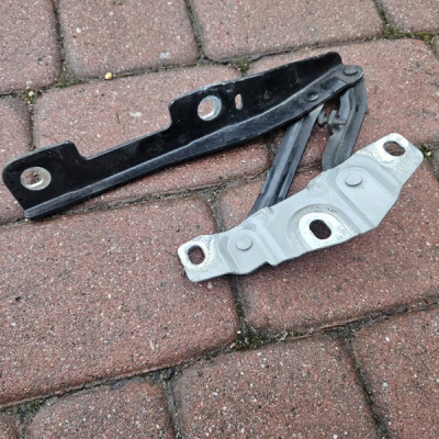 Zawias maski prawy czarny Z22Y Opel ADAM 13355231