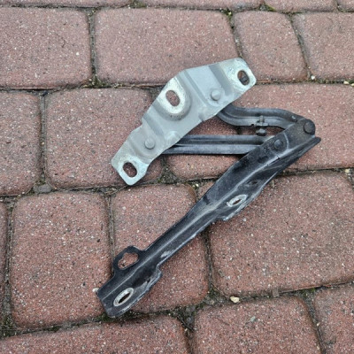 Zawias maski lewy czarny Z22Y Opel ADAM 13355230