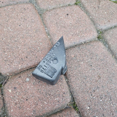 Absorber wyciszenie błotnika komory silnika gąbka Opel ADAM 13356179