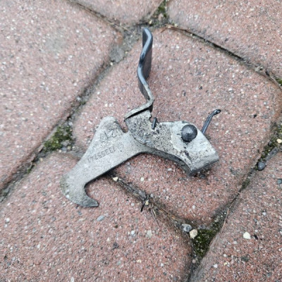 Rygiel maski zamykanie zatrzesk rączka otwieranie Opel ADAM 13355241