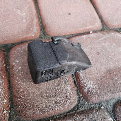 Absorber wyciszenie błotnika komory silnika gąbka Opel ADAM 13356181