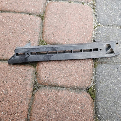 Ślizg mocowanie błotnika lewy uchwyt wspornik Opel ADAM 13355308