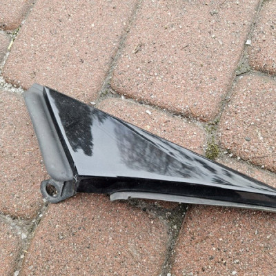 Trójkąt zakończenie błotnika prawe Opel ADAM 13365626 Z22Y