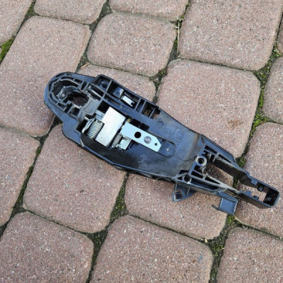 Podstawa klamki uchwyt prawy przód / tył Opel Crossland X 9802877180