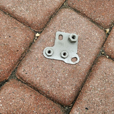 Uchwyt wspornik pasa przedniego lewe lampy Opel Crossland X 96732164