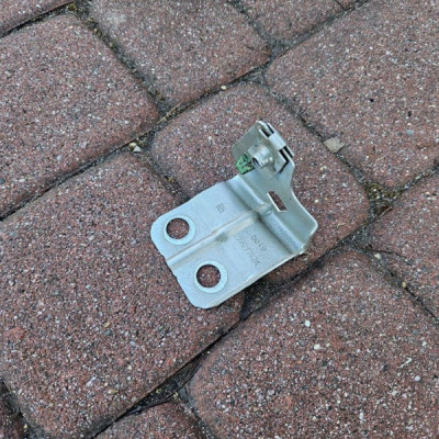 Wspornik błotnika lewe mocowanie uchwyt Opel Insignia B 39077424