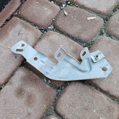 Wspornik błotnika prawy mocowanie uchwyt Opel Insignia B 39063368