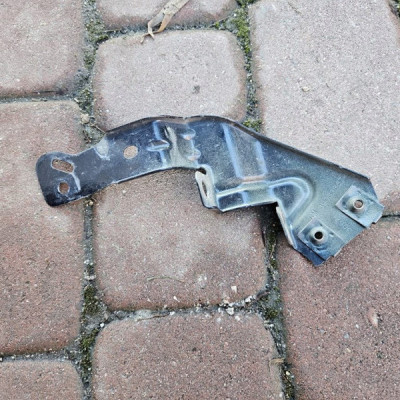 Wspornik błotnika lewy mocowanie uchwyt Opel Insignia B 39063367