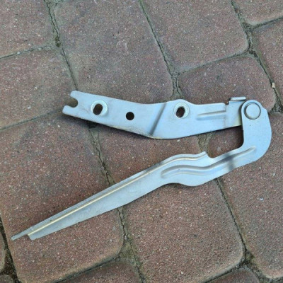 Zawias maski lewy Volkswagen Golf VII 5G0823302A