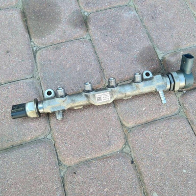 Listwa wtryskowa paliwa paliwowa 1.6D Volkswagen Golf VII 04L089B