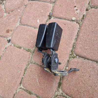 Pasy bezpieczeństwa Zapinka pasów tył Volkswagen Golf VII 8V0857739A