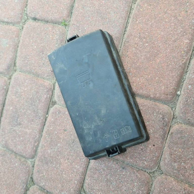 Obudowa osłona bezpieczników skrzynki Volkswagen Golf VII 5Q0937132A