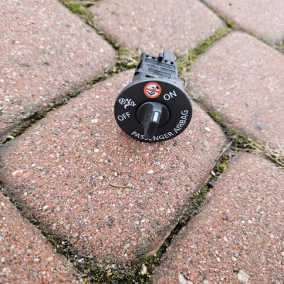 Przełącznik AIRBAG włącznik poduszek Renault ZOE 681991670R