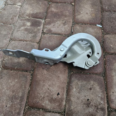 Zawias maski prawy TEKQA uchwyt Renault ZOE 654009955R