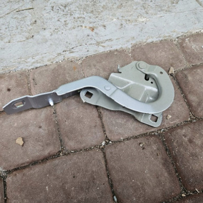 Zawias maski lewy TEKQA uchwyt Renault ZOE 654018609R