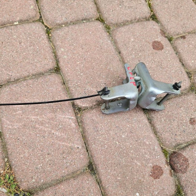 Zawias zawiasy przód przedni przednie lewe Opel Corsa F KCA