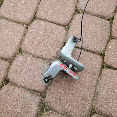 Zawias zawiasy przód przedni przednie prawe Opel Corsa F KCA