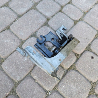 Uchwyt mocowanie podstawa pompy ABS hamulcowej Renault ZOE 472258965R