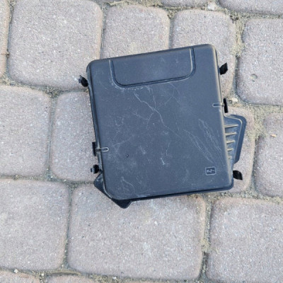 Obudowa osłona bezpieczników skrzynka Renault ZOE 284B81518R