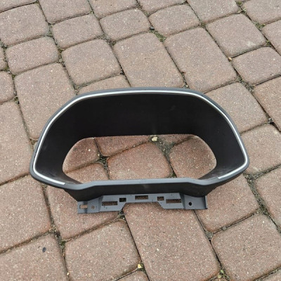 Obudowa osłona licznika zegarów ANGIELSKIE Renault ZOE II 682408690R