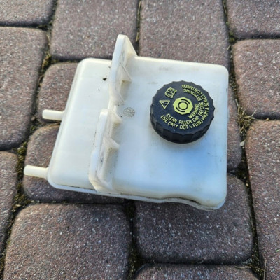 Zbiorniczek płynu hamulcowego serwa Renault ZOE 0204720866