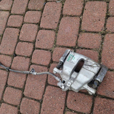 Zacisk hamulca przedniego przód lewy Corsa F Opel Mokka B 2