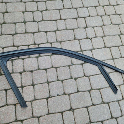 Uszczelka drzwi przód prawa zgarniacz Opel Mokka B 2 9834497080