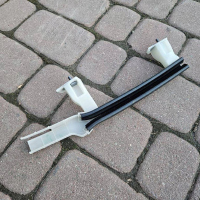 Prowadnica szyby przedniej lewej uchwyt Opel Mokka B 2 9825359080